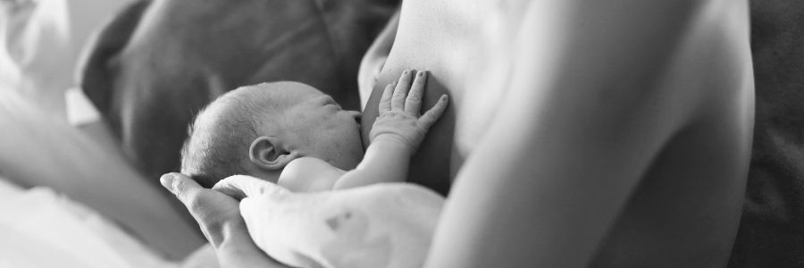 Pasgeboren kindje dat borstvoeding krijgt